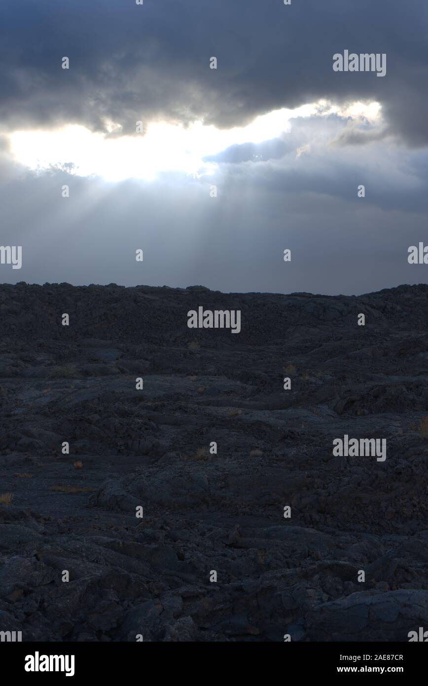 La mano di Dio, il Cratere della luna, Sunbeam oltre la lava, il Cratere della luna monumento nazionale, Idaho, Stati Uniti d'America Foto Stock