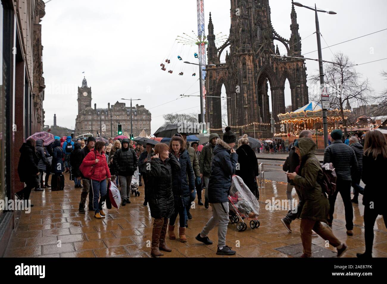 Edimburgo, Scozia, Regno Unito, 7 dicembre 2019. La colorata Mighty Gareth Street Performer da Londra ha viaggiato fino a eseguire il suo spettacolo sulla Royal Mile per intrattenere i turisti e gli amanti dello shopping che stavano passando attraverso la High Street prima della pioggia ha iniziato a cui è stato appena dopo le 2 pm e imbevuti di acquirenti su un tetro Princes Street. Foto Stock