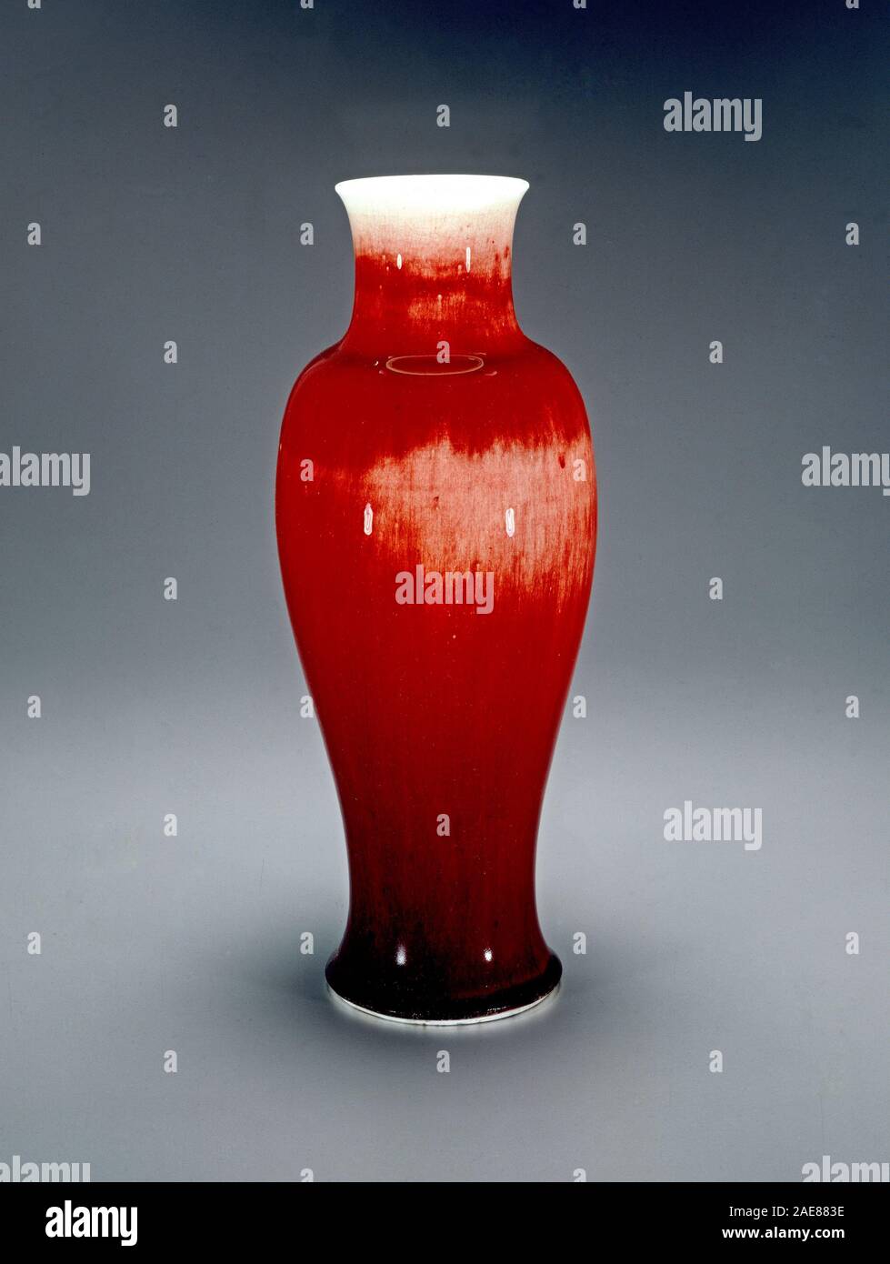Il cinese della dinastia Qing, VASE, chiamato la fiamma, , inizio del XVIII secolo, porcellana con smalto oxblood, Collezione Widener cinese della dinastia Qing, VASE, chiamato la fiamma, inizio del XVIII secolo Foto Stock