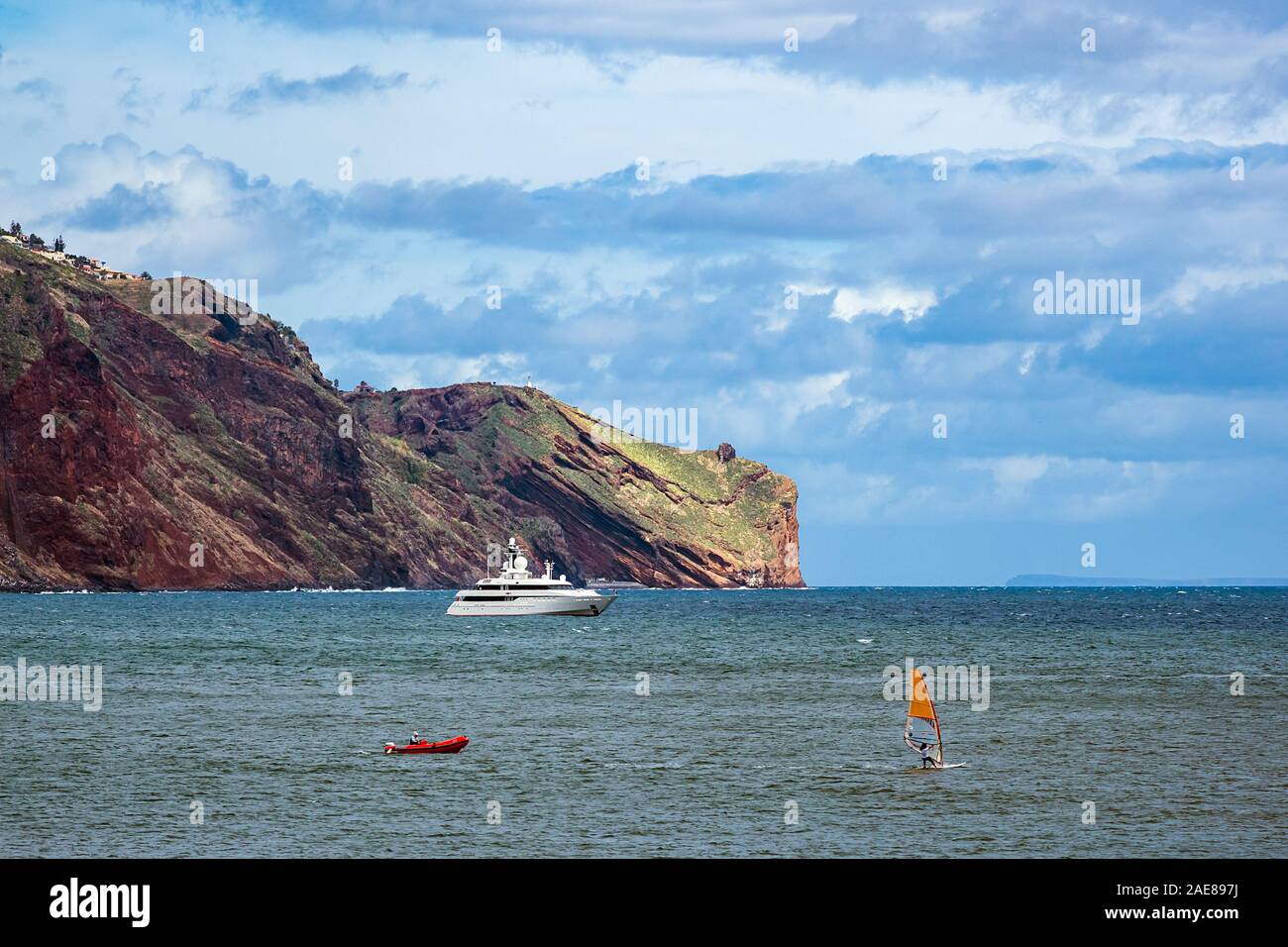 Rocce e nave sull isola di Madeira, Portogallo. Foto Stock