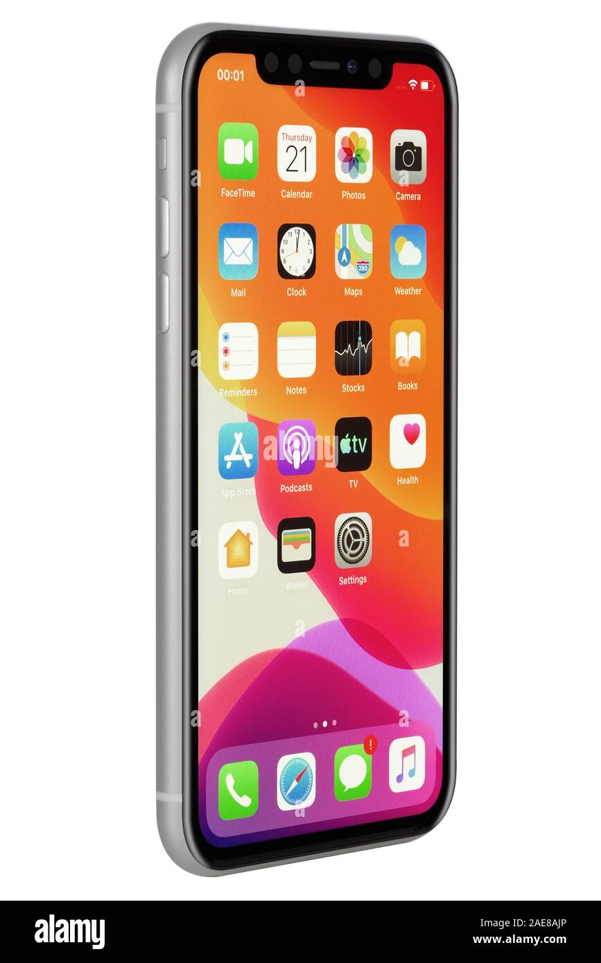Koszalin, Polonia - 10 dicembre 2019: Argento iPhone 11 6,1 pollici su uno sfondo bianco. L'iPhone XR è smart phone con multi touch screen prodotto b Foto Stock
