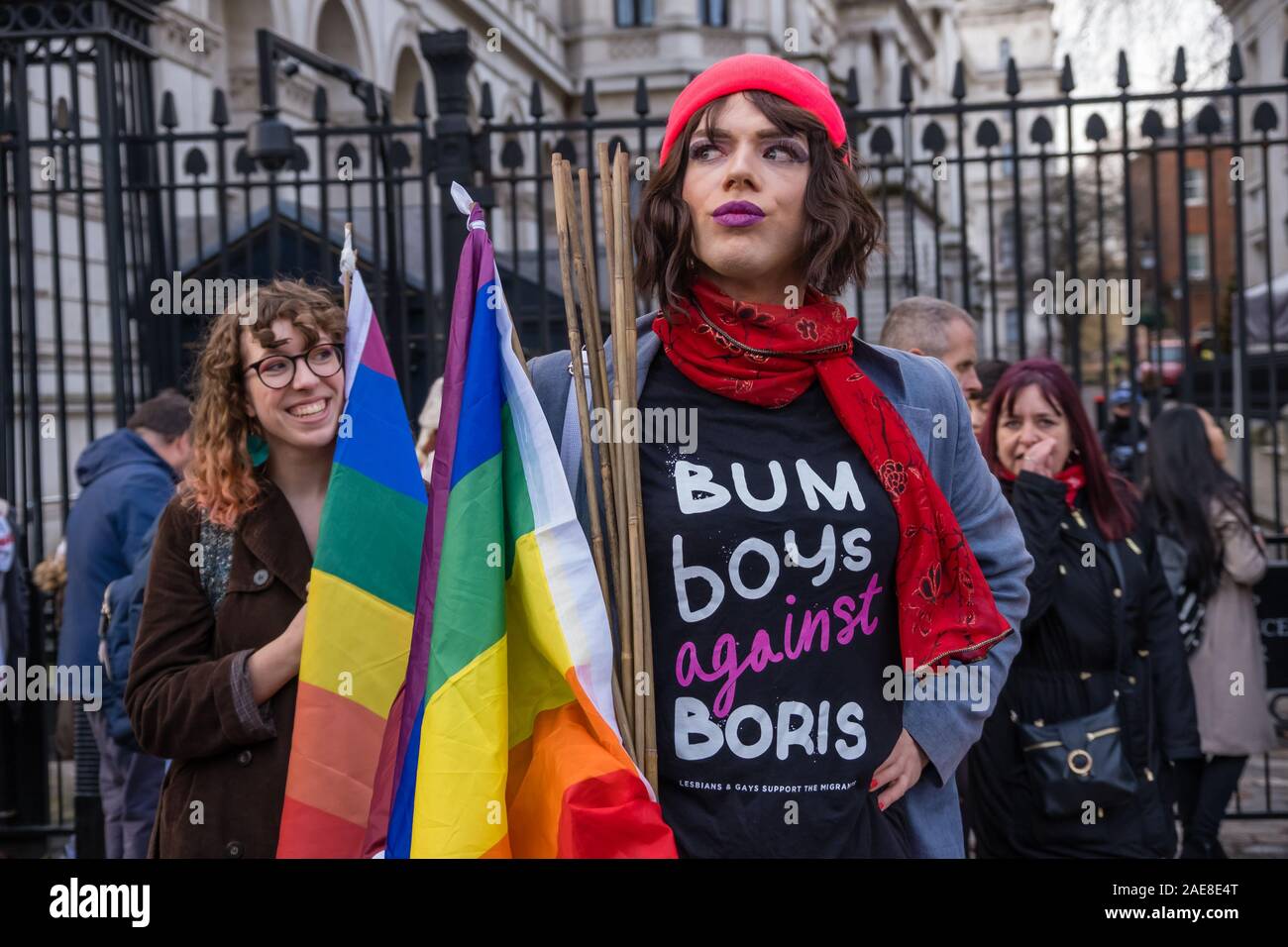 Londra, Regno Unito. Il 7 dicembre 2019. 'Bum Boys contro Boris' rally a Downing St. Boris Johnson ha detto: "Se il matrimonio gay è stato OK quindi non ho visto alcun motivo in linea di principio perché un'Unione non dovrebbe essere consacrata tra tre uomini e un cane.' LGBT+ attivisti che hanno preso Boris di etichetta di 'bum boys' celebrare un matrimonio per 3 uomini e un cane fuori Tory HQ la campagna di protesta contro questo e altri suoi omofobi, razzista, ableist e sessista commento prima di marciare per un rally al di fuori di Downing St. Peter Marshall / Alamy Live News Foto Stock