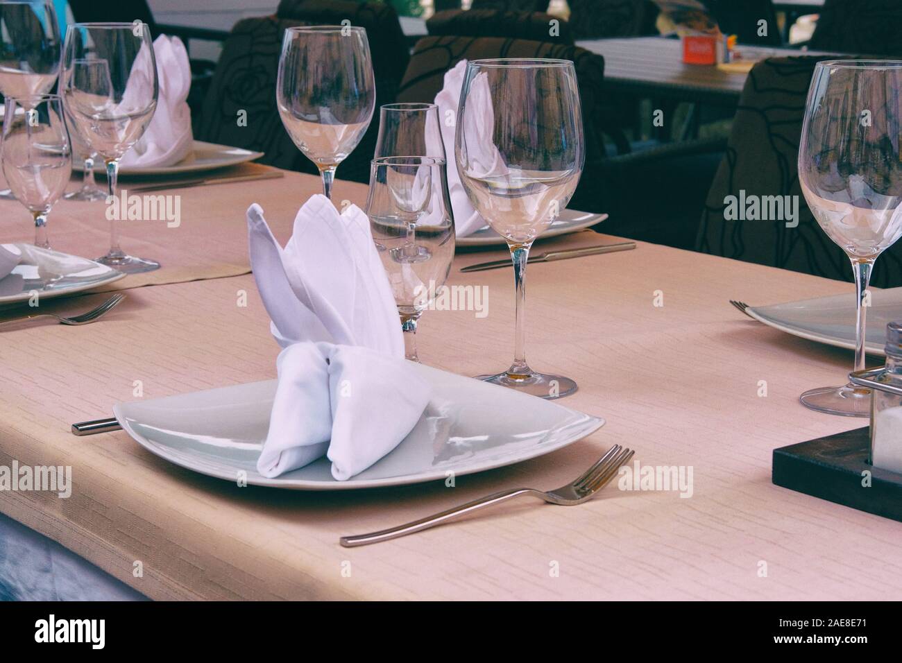 Wineglasses servita per una cena di gala. Impostazione tabella nel ristorante. Decorate holiday tabella. Tabella di lusso impostazioni per ottimi pasti con articoli di vetreria. Foto Stock