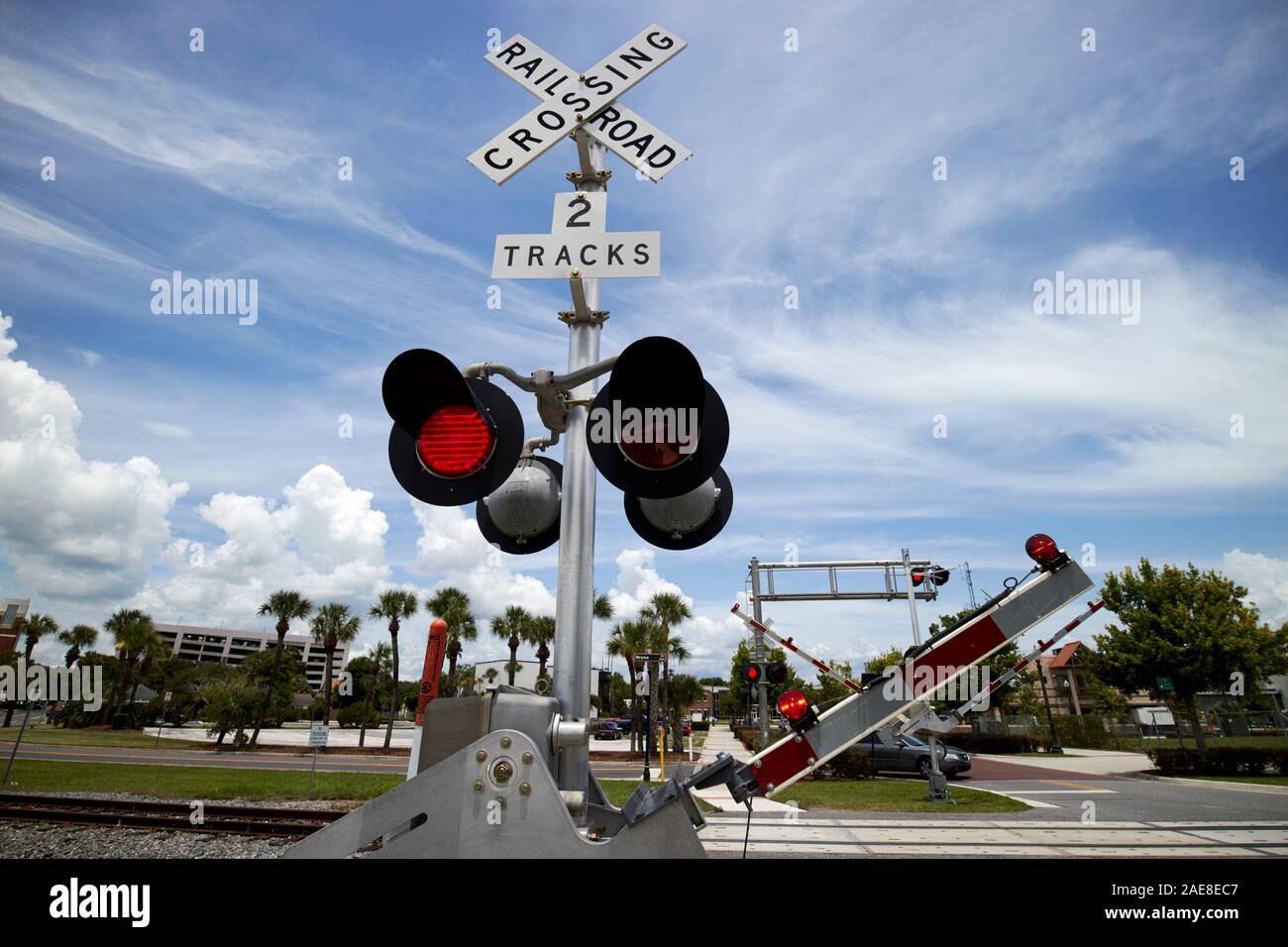 Barriere e luce rossa al treno ferrovia passaggio a livello vicino lago park kissimmee florida usa Foto Stock