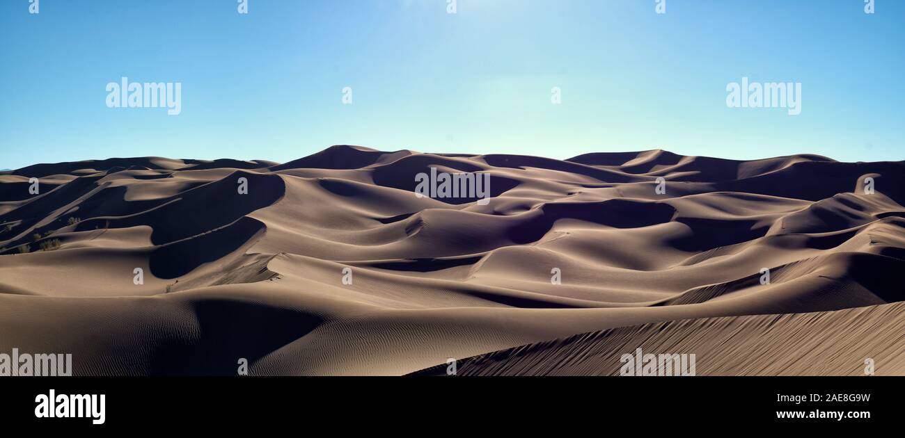 Hot dune di sabbia e il cielo chiaro nel deserto lut Foto Stock