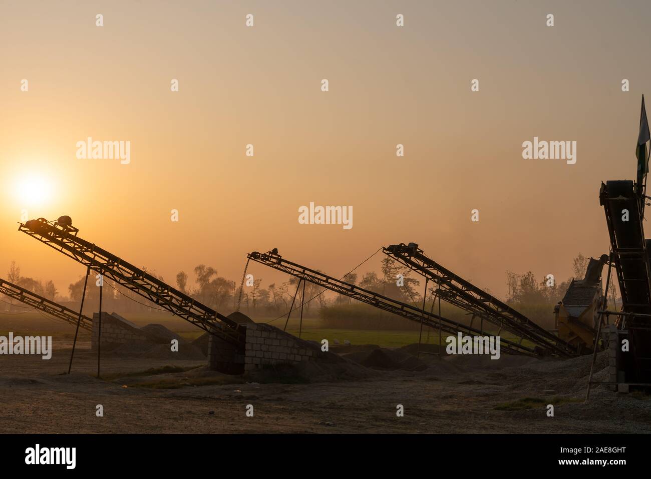 Silhouette di frantoio in pietra impianto nastro trasportatore Foto Stock