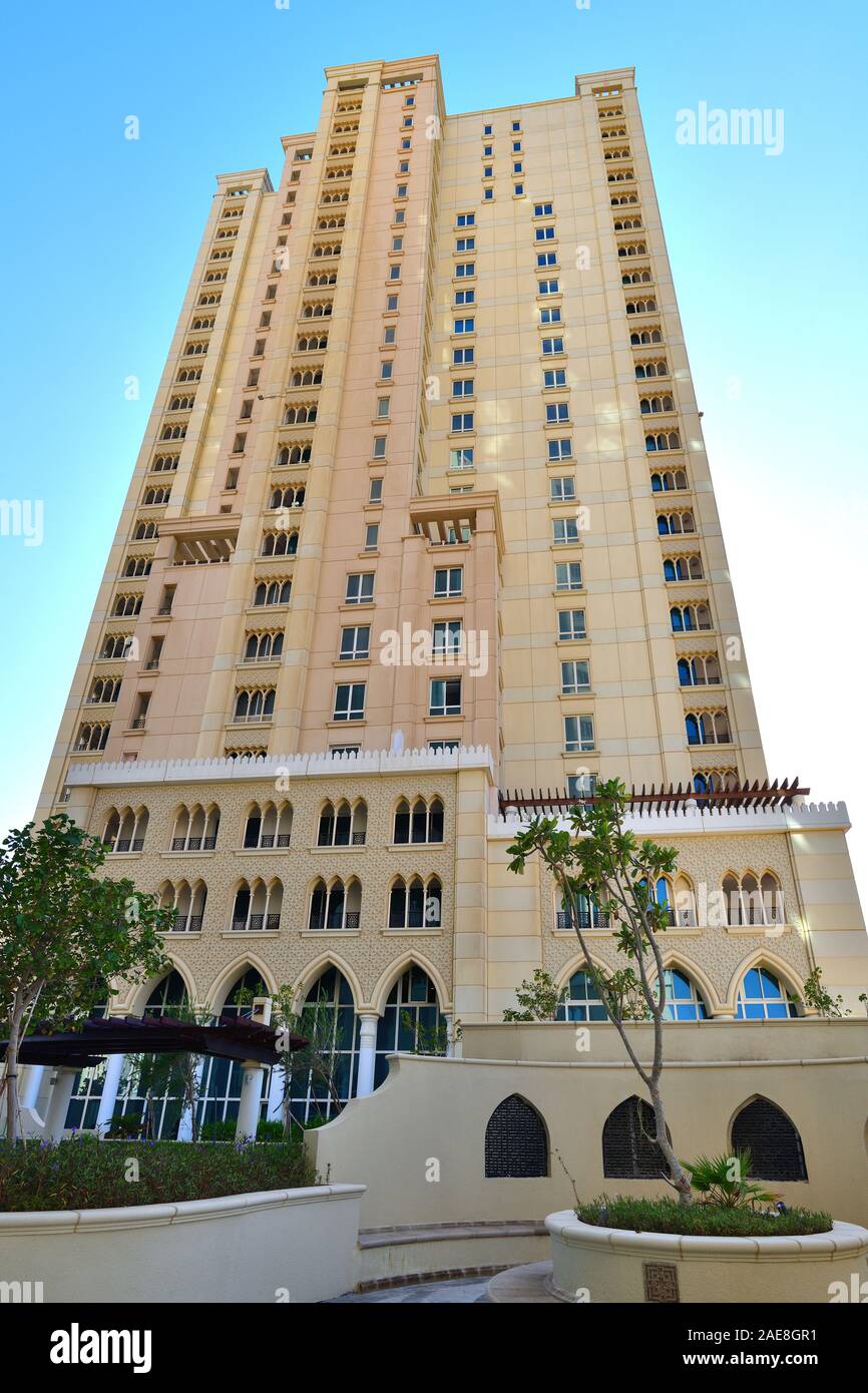 Alto edificio residenziale in stile arabo, Qatar Foto Stock