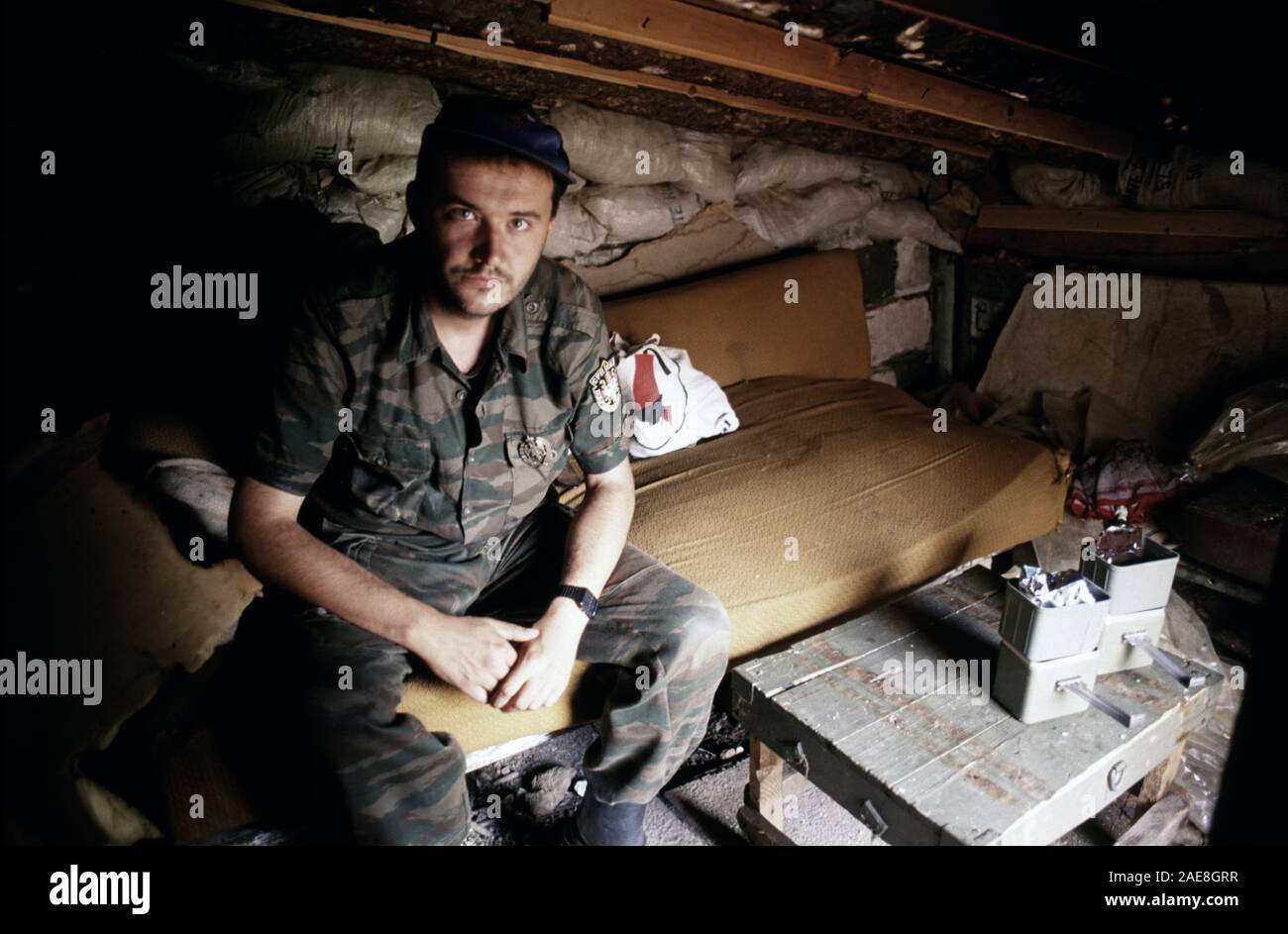 11 agosto 1993 durante l'assedio di Sarajevo: un soldato Bosnian-Serb dentro il suo bunker sul Monte Trebevic, al di sopra di Sarajevo. Indossa la spalla patch serba della Guardia di volontariato (Srpska dobrovoljačka garda o SDG), anche noto come Arkan's tigri. Foto Stock