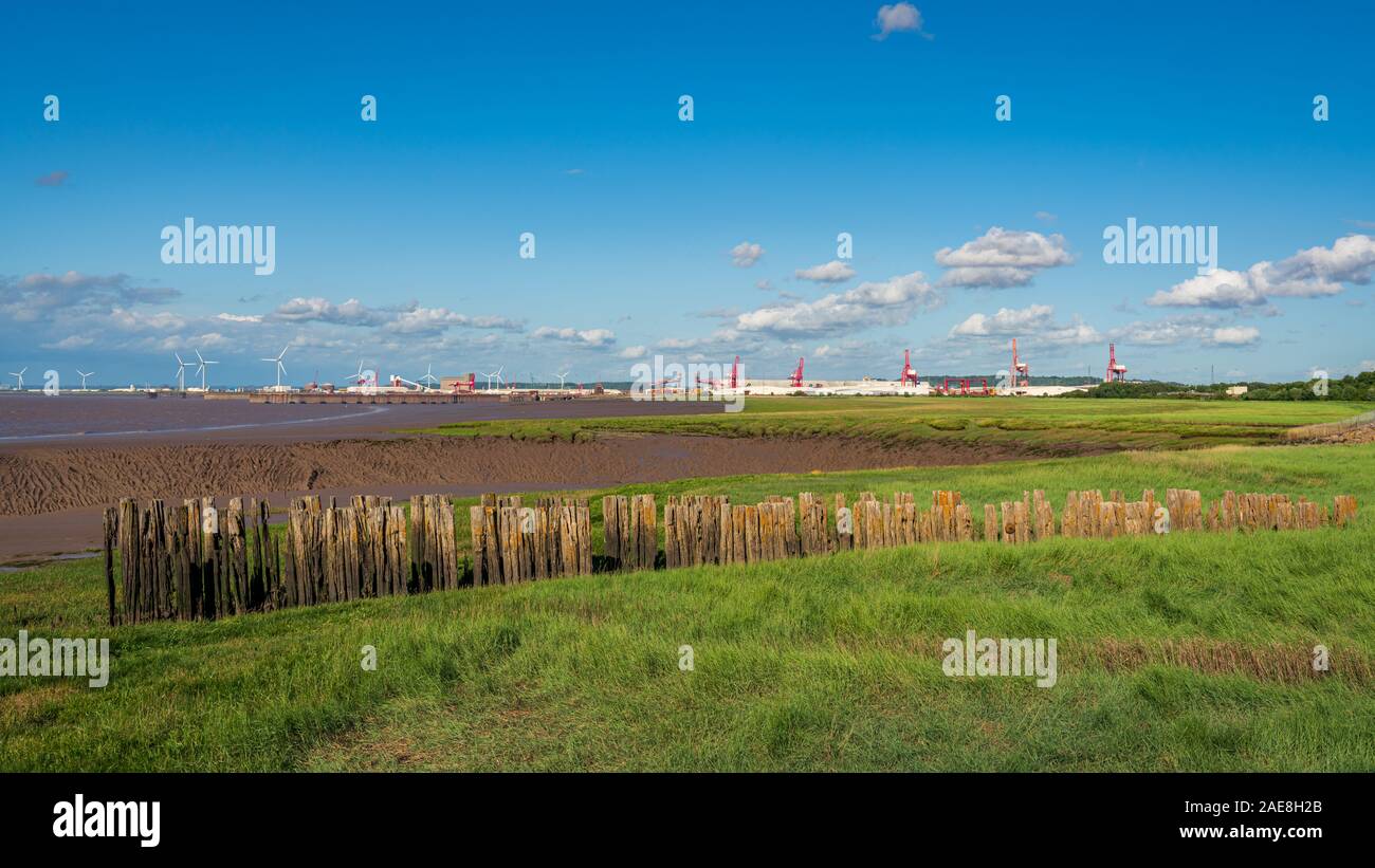 Portishead, North Somerset, Inghilterra, Regno Unito - Giugno 08, 2019: Guardando dalla banchina verso il canale di Bristol e il porto di Bristol Foto Stock