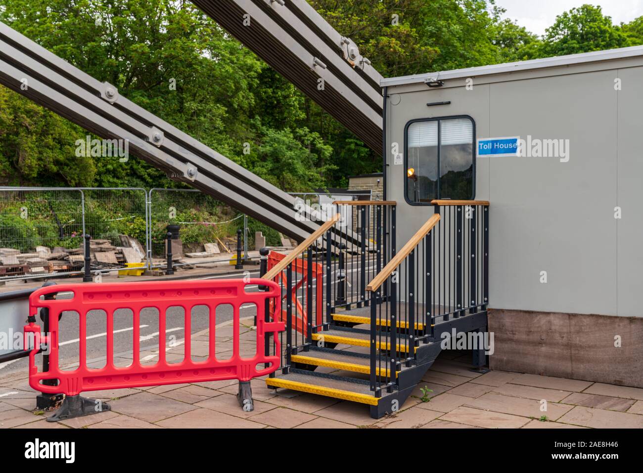 Bristol, Inghilterra, Regno Unito - 09 Giugno 2019: Casa del pedaggio sul ponte sospeso di Clifton, visto sul villaggio di Clifton lato Foto Stock