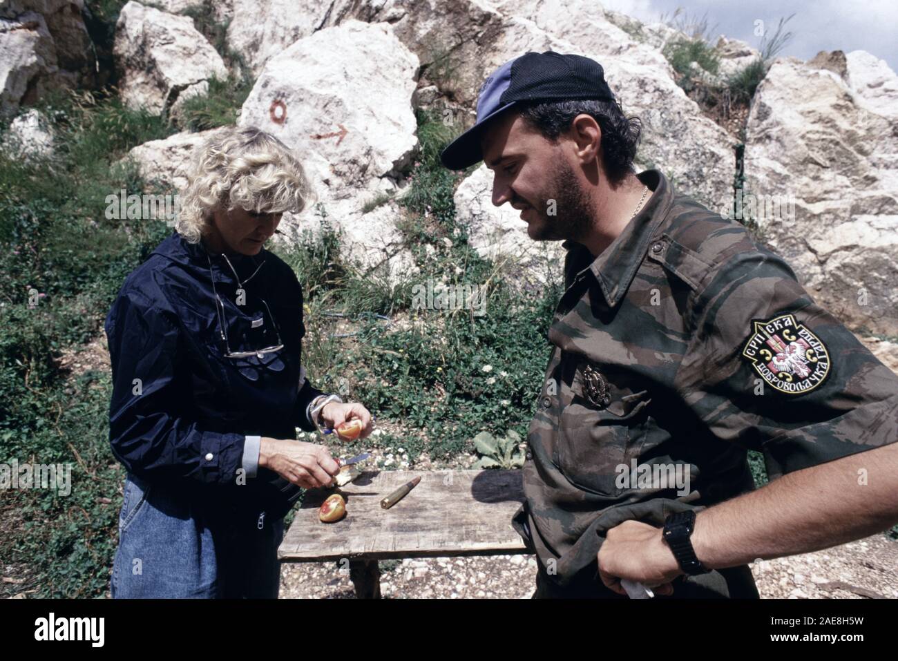11 agosto 1993 durante l'assedio di Sarajevo: Hilary marrone (ABC News corrispondente) con un soldato Bosnian-Serb fuori del suo bunker sul Monte Trebevic, al di sopra di Sarajevo. Indossa la spalla patch serba della Guardia di volontariato (Srpska dobrovoljačka garda o SDG), anche noto come Arkan's tigri. Foto Stock
