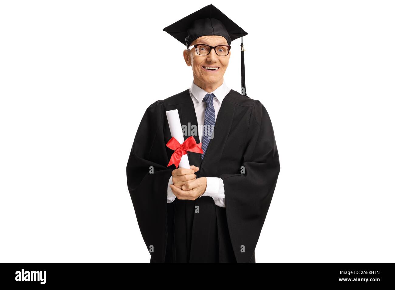 Uomo anziano che indossa un abito di graduazione e in possesso di un diploma isolati su sfondo bianco Foto Stock