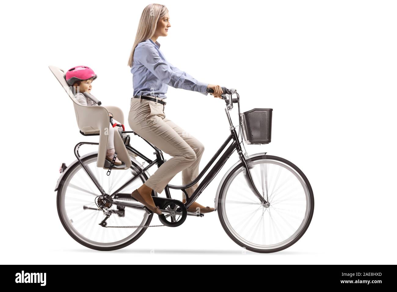 Lunghezza piena ripresa di profilo di una madre di una bicicletta con un bambino in un posto isolato su sfondo bianco Foto Stock