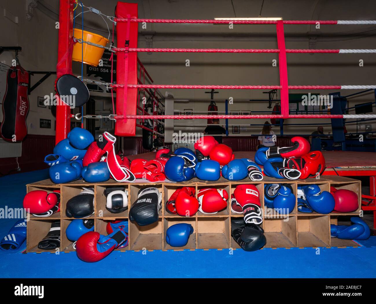 I guantoni a Leith Victoria Amateur Boxing Club, Edimburgo, Scozia, Regno Unito Foto Stock
