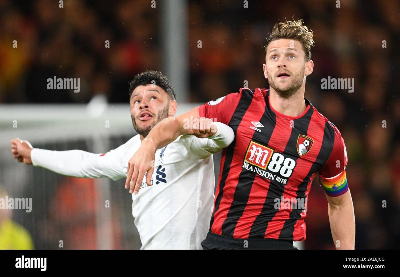 Vitalità Stadium, Bournemouth Dorset, Regno Unito. Il 7 dicembre, 2019. English Premier League Football, AFC Bournemouth contro il Liverpool; Alex Oxlade-Chamberlain di Liverpool e Simon Francesco di Bournemouth competere per la posizione al di sotto di una palla alta - rigorosamente solo uso editoriale. Nessun uso non autorizzato di audio, video, dati, calendari, club/campionato loghi o 'live' servizi. Online in corrispondenza uso limitato a 120 immagini, nessun video emulazione. Nessun uso in scommesse, giochi o un singolo giocatore/club/league pubblicazioni Credito: Azione Sport Plus/Alamy Live News Foto Stock