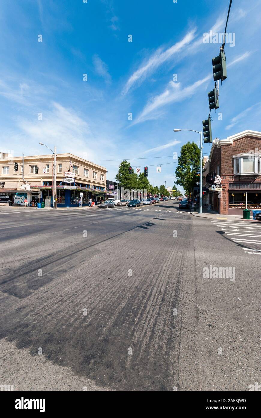 L'intersezione a California Ave SW E SW Alaska Street nella zona ovest di Seattle, Washington. Easy Street Records è sulla sinistra dell'immagine. Foto Stock