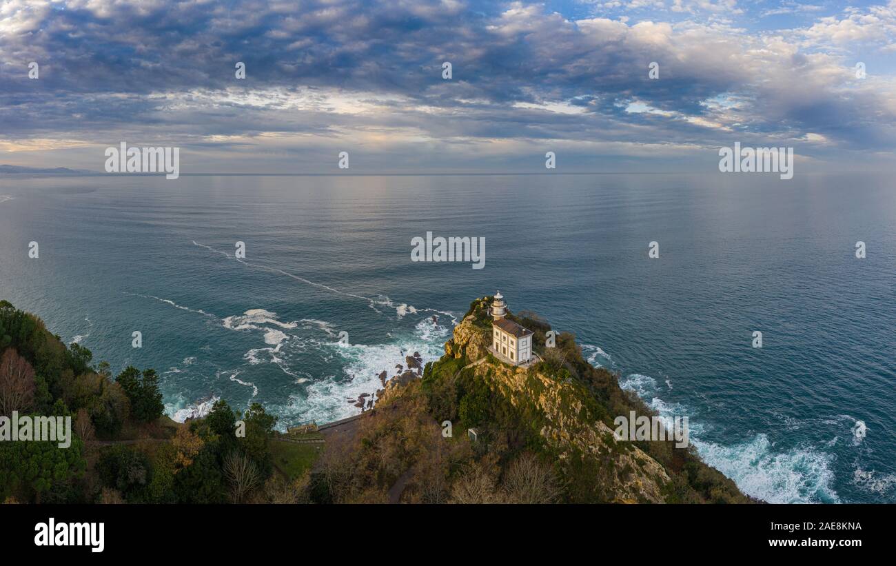 Getaria faro al tramonto, Paese Basco - drone vista aerea 16:9 Foto Stock