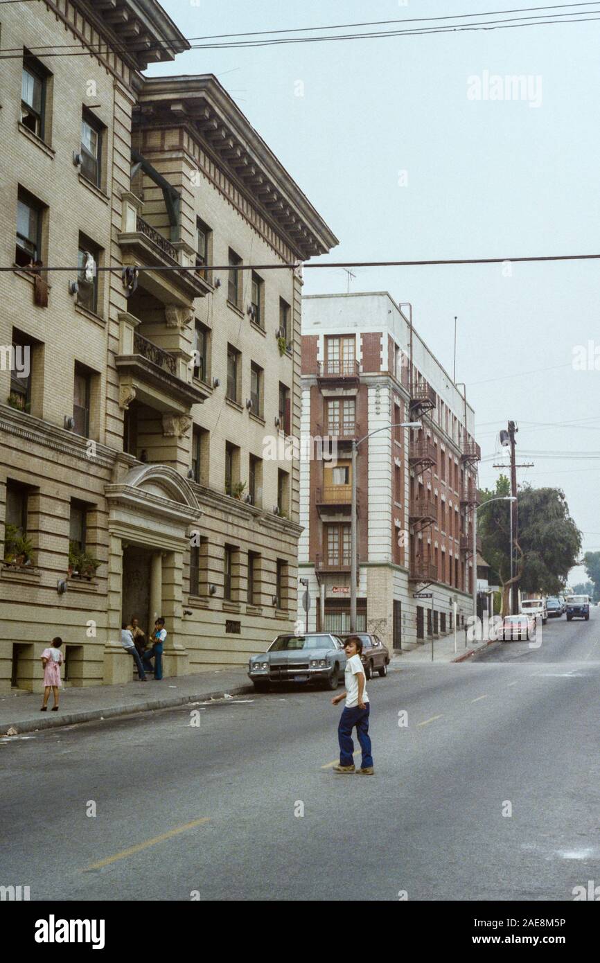 Los Angeles, California, Stati Uniti d'America - 1985: archiviazione vista editoriale di edifici di appartamenti su Witmer Street presso Ingraham St vicino al centro cittadino di Los Angeles. Foto Stock