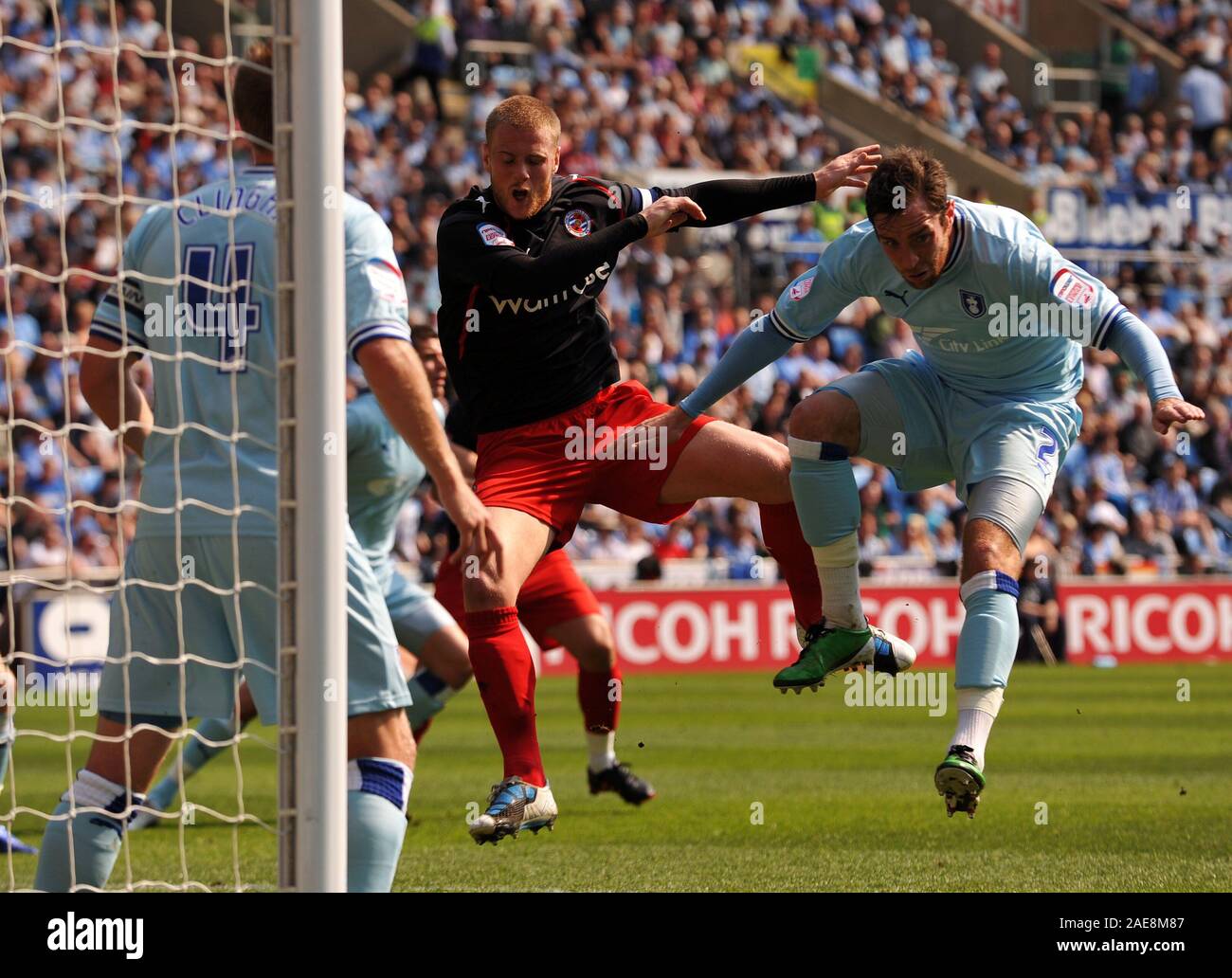 30.04.11 - NPower Championship - Coventry Vs lettura. Matt Mills (Lettura) e Richard Keogh sfida per una sfera. Fotografo: Paolo Roberts / OneUpTop/Alamy. Foto Stock