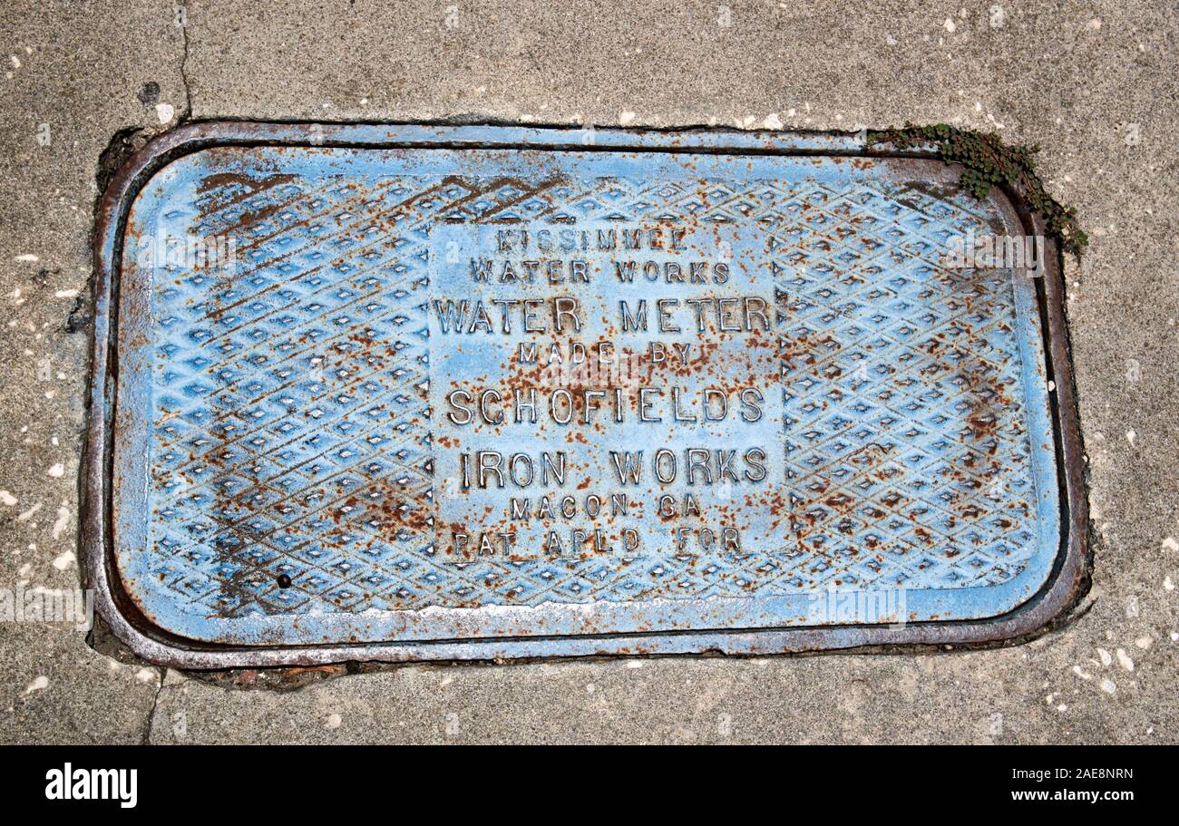 Kissimmee opere idriche misuratore di acqua sul marciapiede del coperchio di accesso dal tombino schofields iron works macon kissimmee florida usa Foto Stock