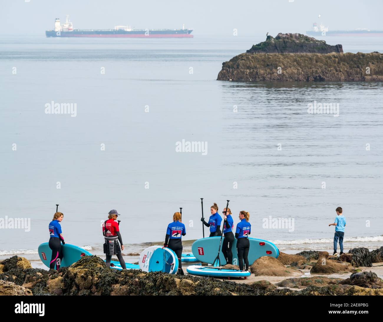 Coast to Coast Scuola di Surf paddle board lezione, Dunbar, East Lothian, Scozia, Regno Unito Foto Stock