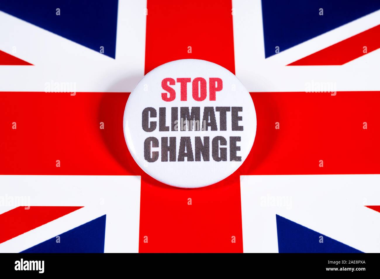 London, Regno Unito - 22 Novembre 2019: a fermare il cambiamento climatico il badge, nella foto sopra la bandiera del Regno Unito. Foto Stock