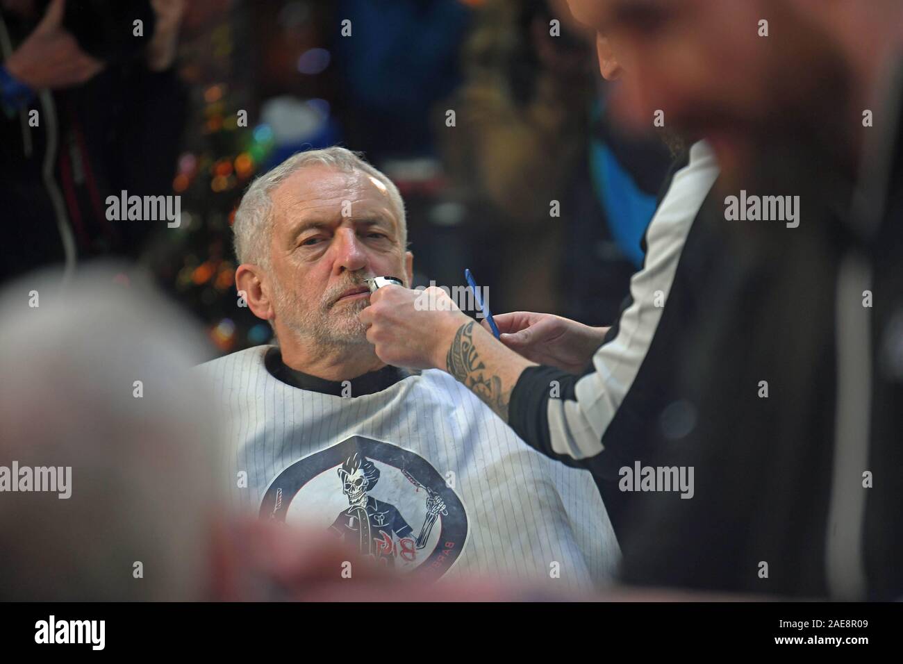 Leader del partito laburista Jeremy Corbyn in grande Mel Barberia, Carmarthen avente la sua barba tagliati , mentre sulla campagna elettorale trail nel Galles. Foto Stock
