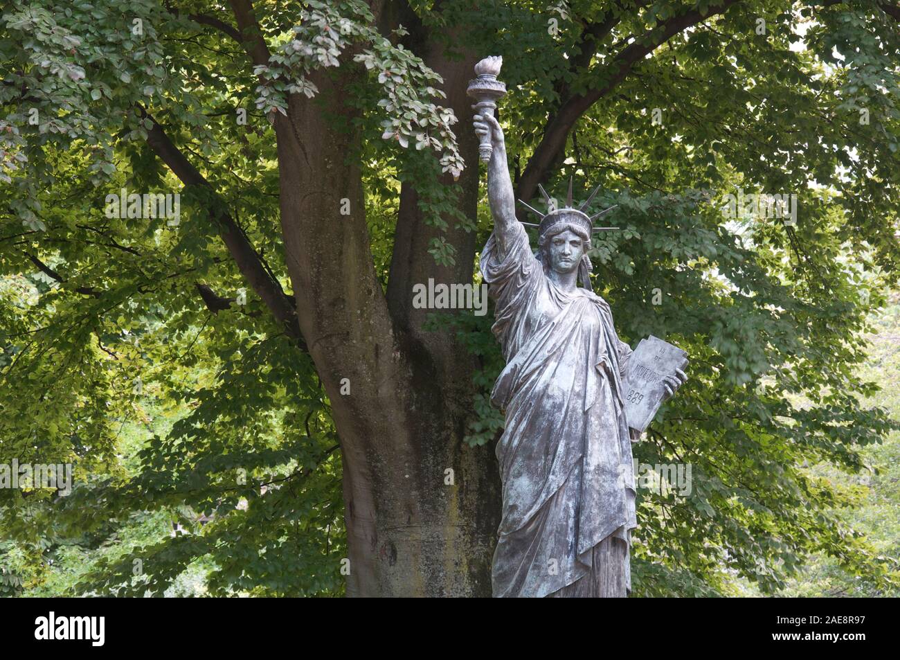 Versione in bronzo della statua della Libertà, anche noto come Liberty illuminare il mondo di Frédéric Auguste Bartholdi. Giardini di Lussemburgo, Parigi, Francia. Foto Stock