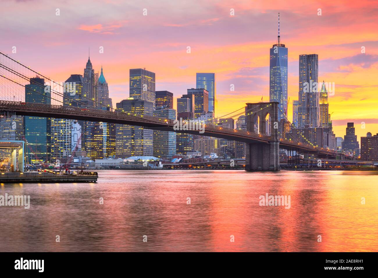 New York, New York, Stati Uniti d'America inferiore dello skyline di Manhattan sull'East River al crepuscolo. Foto Stock
