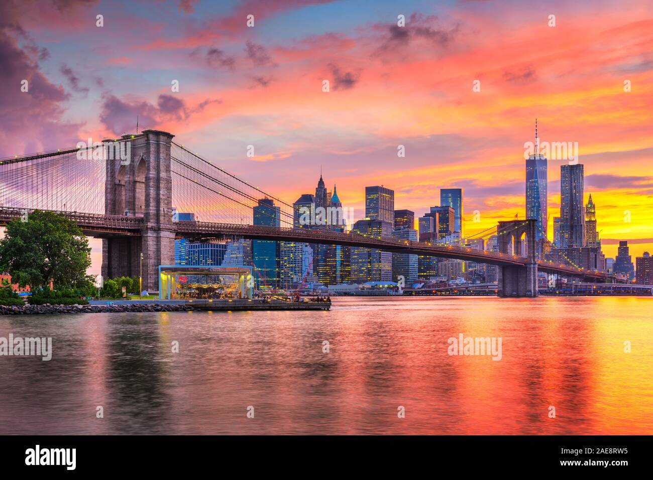 New York, New York, Stati Uniti d'America inferiore dello skyline di Manhattan sull'East River al crepuscolo. Foto Stock