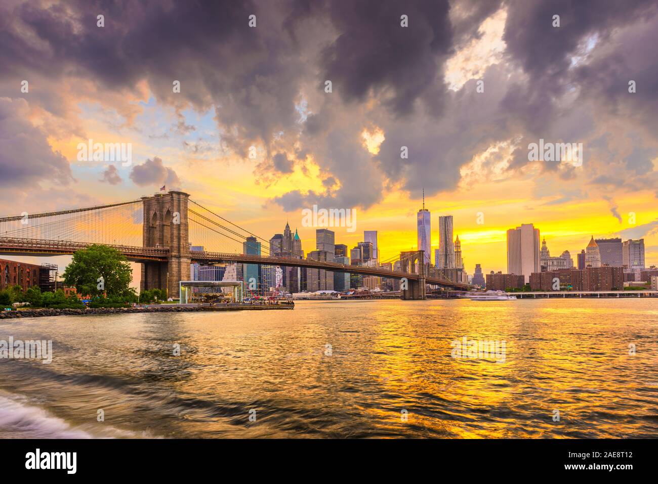 New York, New York, Stati Uniti d'America inferiore dello skyline di Manhattan sull'East River al crepuscolo. Foto Stock