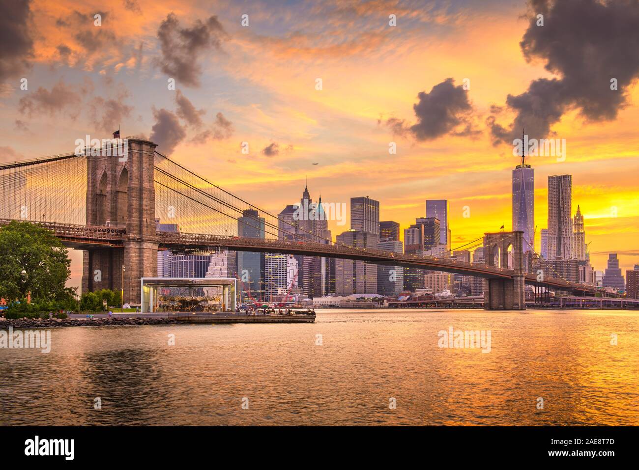 New York, New York, Stati Uniti d'America inferiore dello skyline di Manhattan sull'East River al crepuscolo. Foto Stock