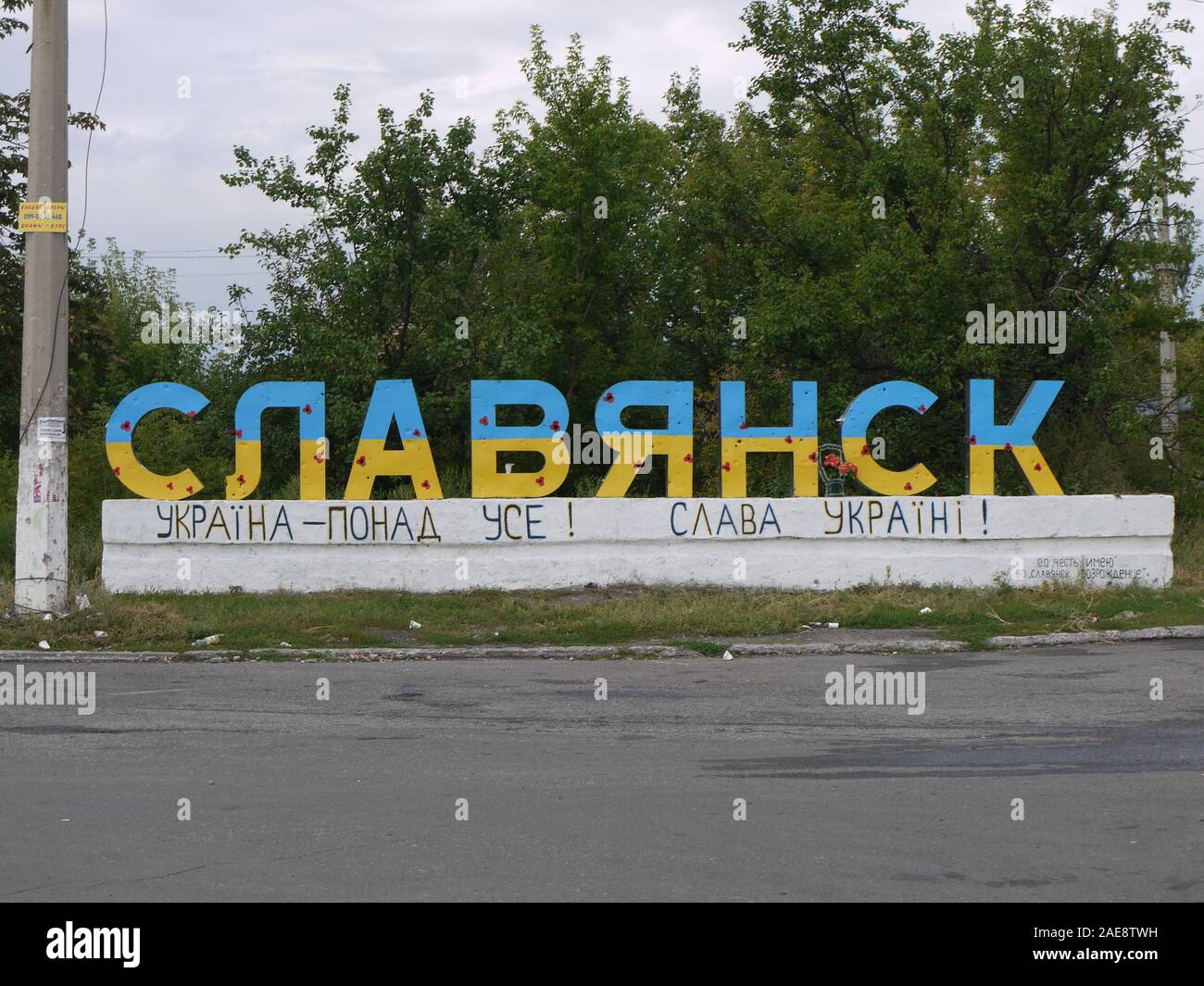 Il monumento all'ingresso della città di Sloviansk, nell est dell'Ucraina è stato dipinto con i colori della bandiera nazionale Foto Stock
