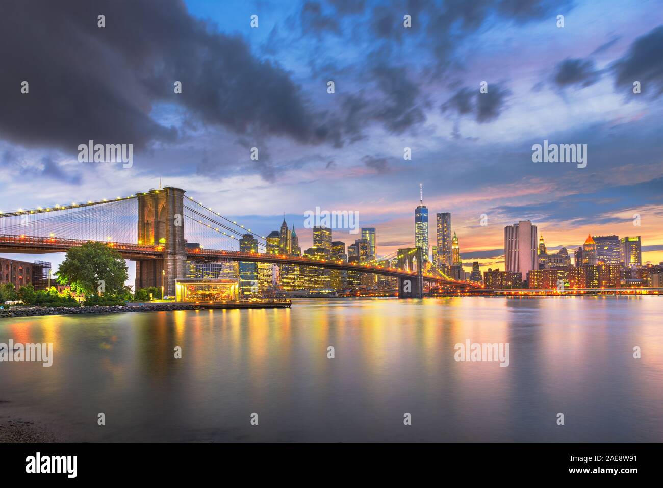 New York, New York, Stati Uniti d'America inferiore dello skyline di Manhattan sull'East River al crepuscolo. Foto Stock
