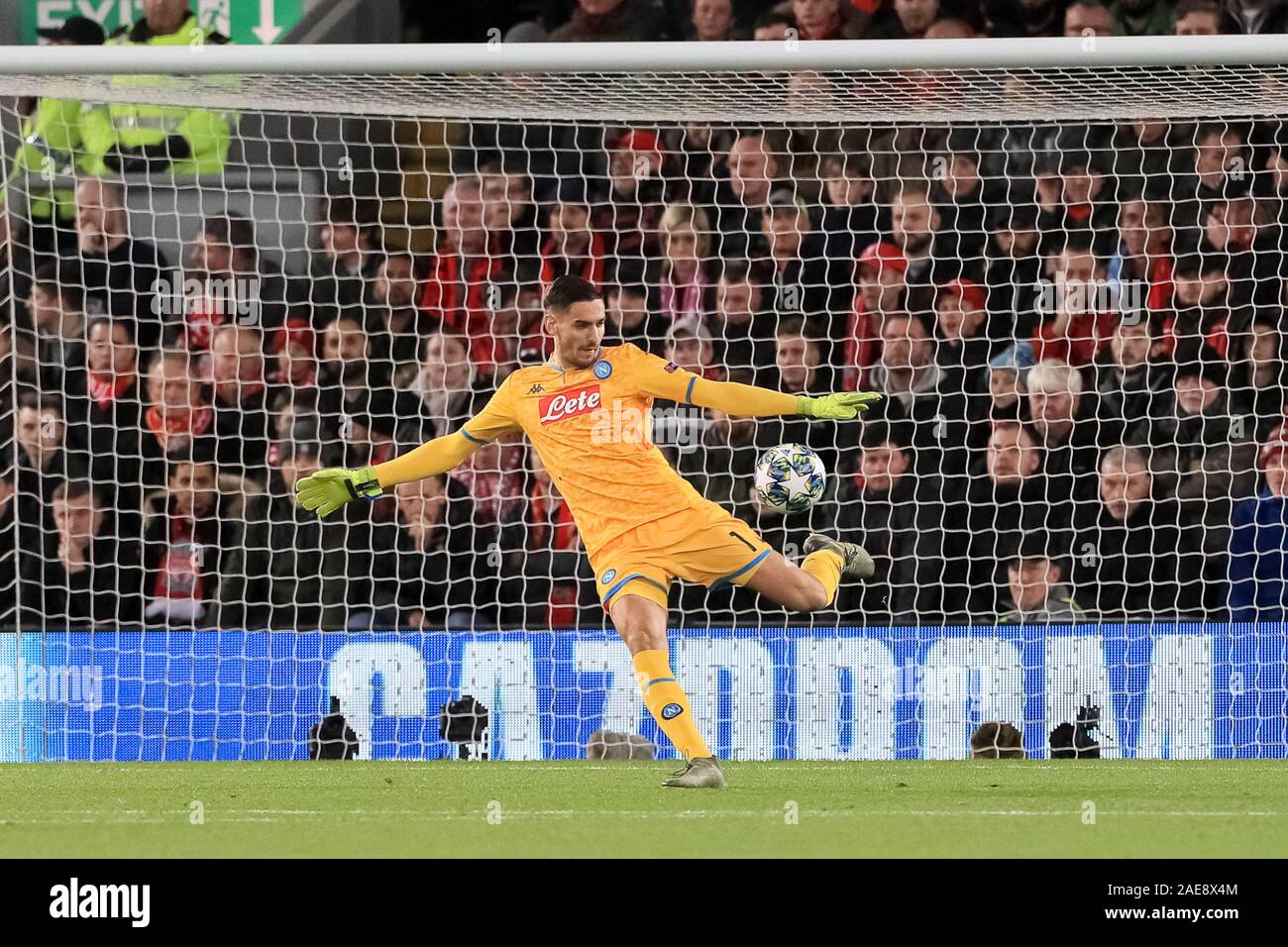 Il 27 novembre 2019, Anfield, Liverpool, in Inghilterra; la UEFA Champions League, Liverpool v Napoli : Alex Meret (1) di Napoli prende un obiettivo calcio Credito: Mark Cosgrove/news immagini Foto Stock