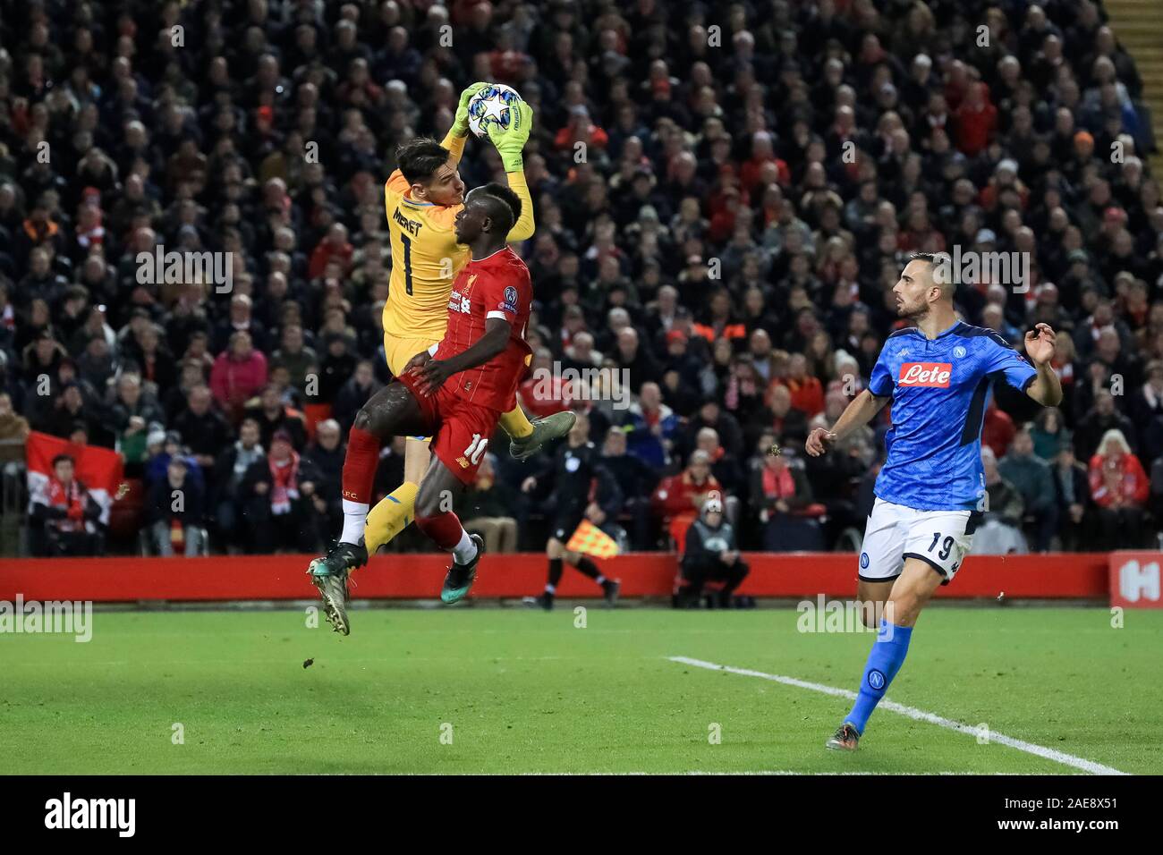 Il 27 novembre 2019, Anfield, Liverpool, in Inghilterra; la UEFA Champions League, Liverpool v Napoli : Alex Meret (1) di Napoli afferra la palla come Sadio Mane (10) di Liverpool sfide Credito: Mark Cosgrove/news immagini Foto Stock