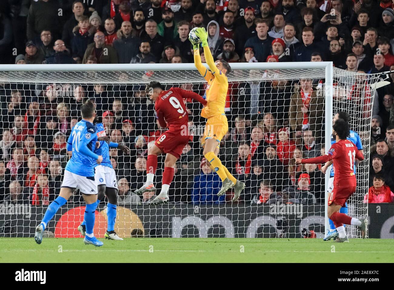 Il 27 novembre 2019, Anfield, Liverpool, in Inghilterra; la UEFA Champions League, Liverpool v Napoli : Alex Meret (1) di Napoli le catture sfera come Roberto Firmino (9) di pressioni di Liverpool Credit: Mark Cosgrove/news immagini Foto Stock