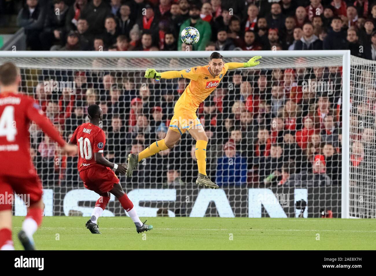 Il 27 novembre 2019, Anfield, Liverpool, in Inghilterra; la UEFA Champions League, Liverpool v Napoli : Alex Meret (1) delle teste di Napoli la palla fuori dopo il giocatore passa nuovamente Credito: Mark Cosgrove/news immagini Foto Stock