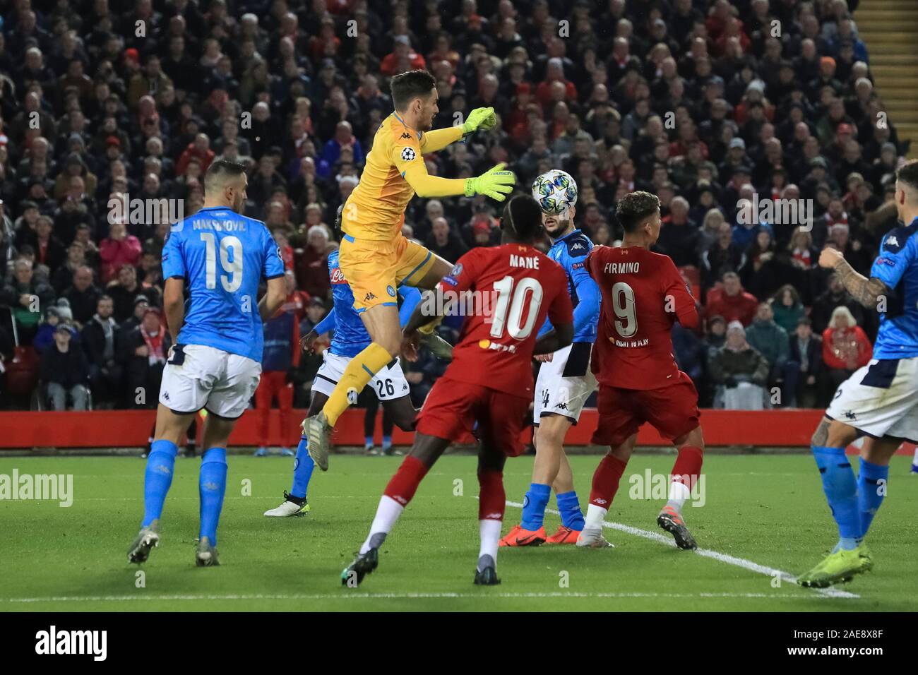 Il 27 novembre 2019, Anfield, Liverpool, in Inghilterra; la UEFA Champions League, Liverpool v Napoli : Alex Meret (1) di Napoli fumbles la sfera nell'area Credito: Mark Cosgrove/news immagini Foto Stock