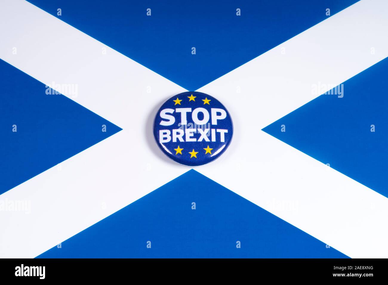 London, Regno Unito - 3 Dicembre 2019: un arresto Brexit pin badge, nella foto sopra la bandiera della Scozia. Foto Stock