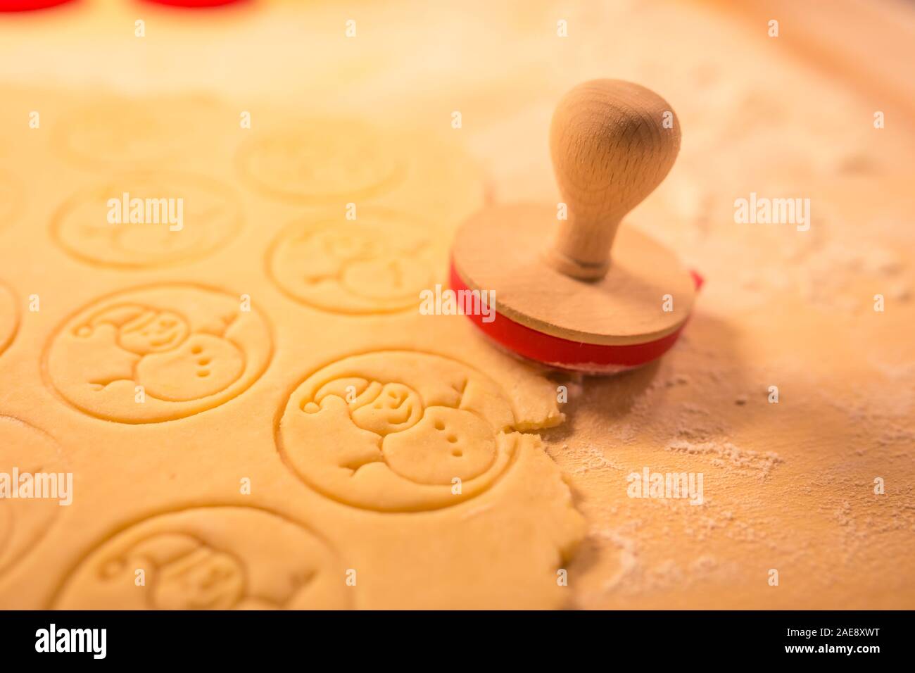 Biscotti di Natale panificio a crudo con pasta biscotto e frese con tema natalizio forma Foto Stock