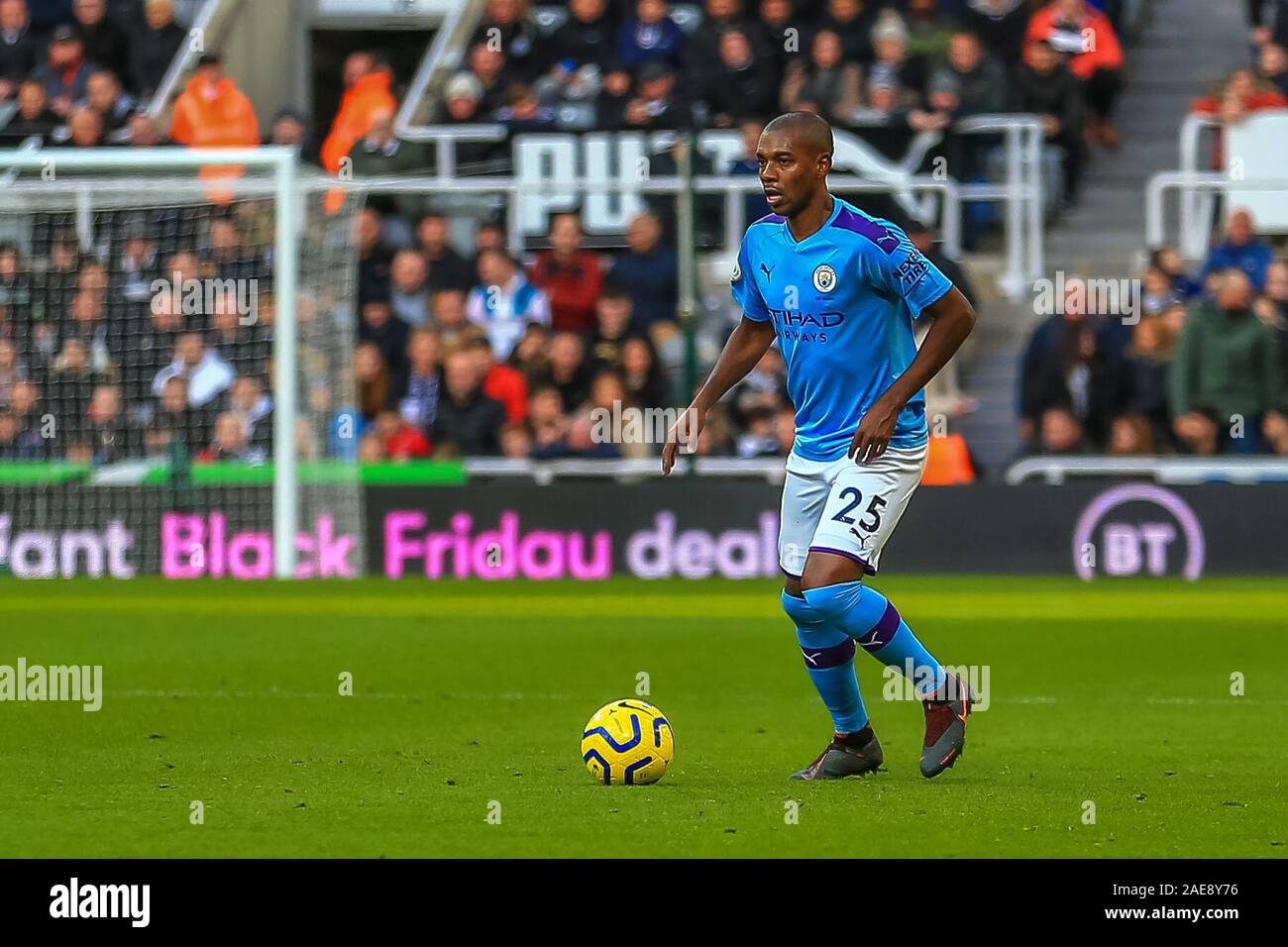 Il 30 novembre 2019, il St James Park, Newcastle, Inghilterra; Premier League, Newcastle United v Manchester City : Fernandinho (25) del Manchester City durante il gioco Credito: Craig Milner/news immagini Foto Stock