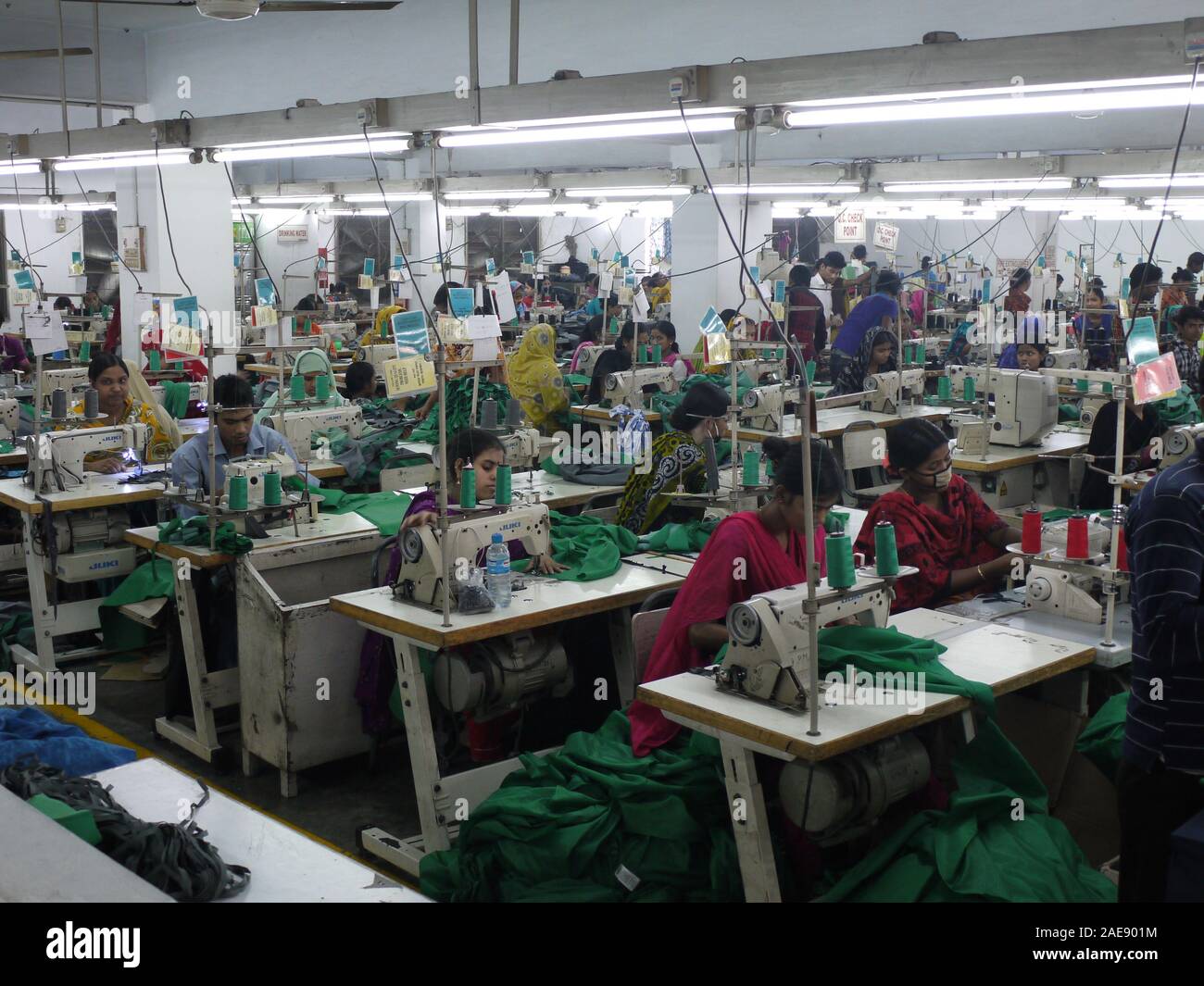 I lavoratori del settore abbigliamento in Bangladesh all'interno di una fabbrica a Dhaka Foto Stock
