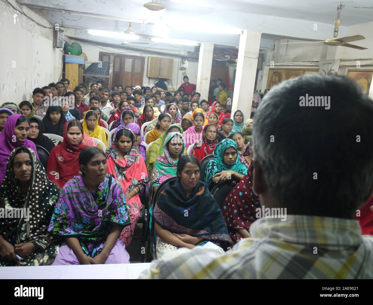 Donne lavoratori tessili di tenere una riunione per aumento salariale in Dakha, Bangladesh Foto Stock