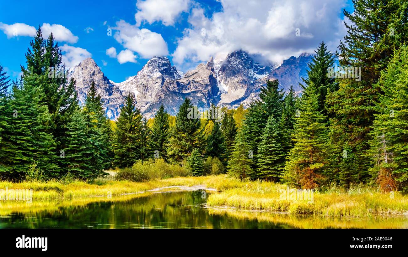 I picchi del Grand Tetons dietro l'avvolgimento Snake River vista dal fiume Snake si affacciano sulla strada statale 191 in Grand Tetons National Park, WY USA Foto Stock