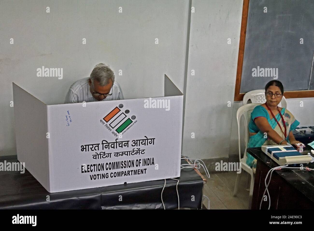 Un elettore fusione il suo voto in una votazione segreta vano. Foto Stock