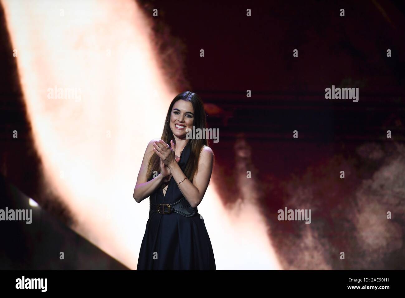 Berlino, Germania. 07Th Dec, 2019. Adriana Ugarte dalla Spagna dà il laudation miglior attrice per Olivia Colman come Queen Anne in il favorito nel corso della cerimonia di premiazione degli European Film Awards. Credito: Britta Pedersen/dpa-Zentralbild Piscina/dpa/Alamy Live News Credito: dpa picture alliance/Alamy Live News Foto Stock