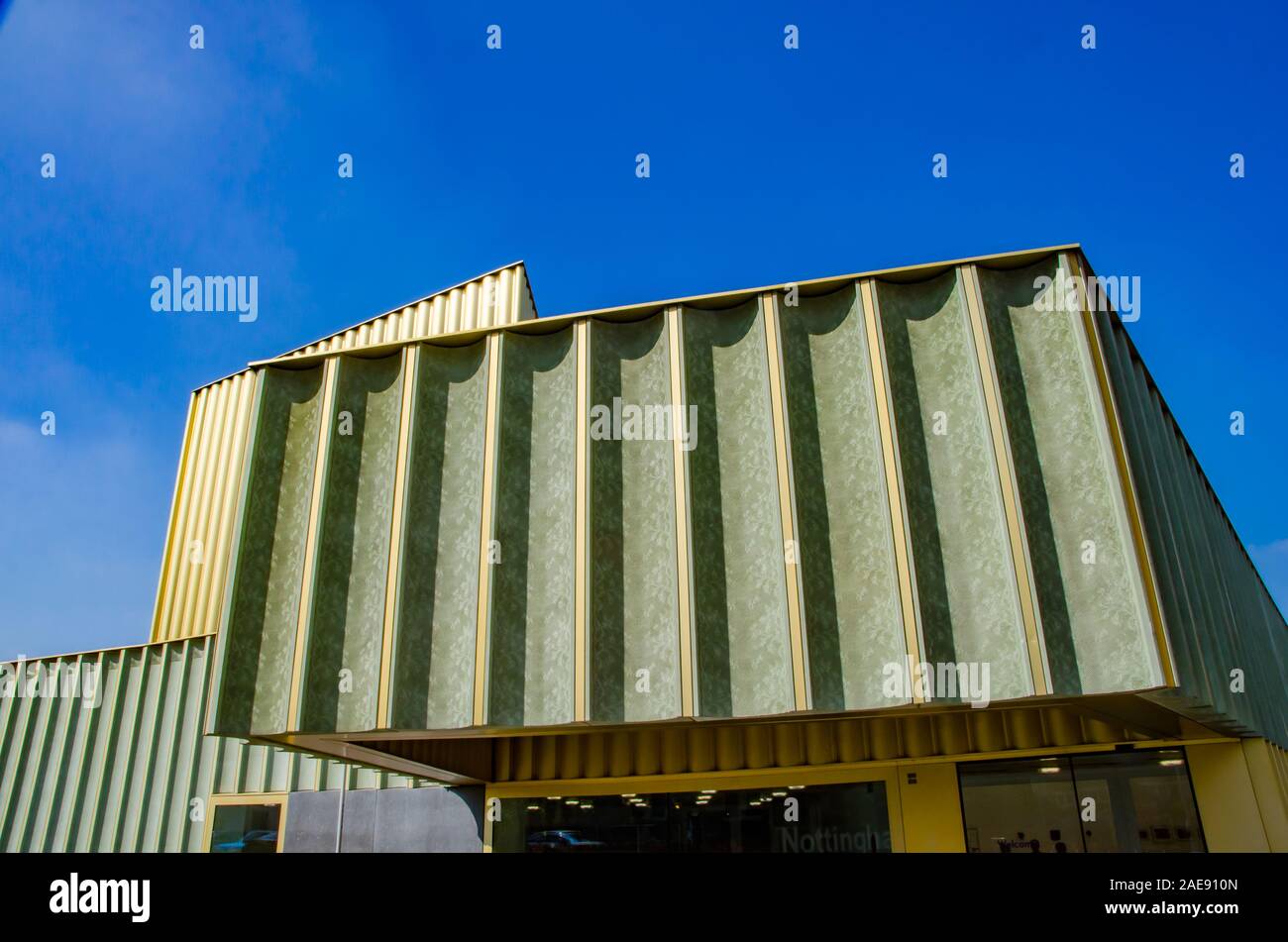 Nottingham, Inghilterra 21 aprile 2015. Galleria d'arte contemporanea con cielo blu chiaro. Foto Stock