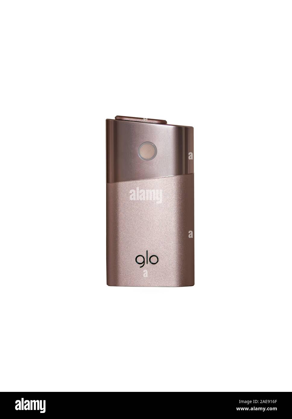 Varna, Bulgaria - 18 Novembre 2018: GLO alimentato a batteria Stick di tabacco è un calore non bruciare prodotto lanciato dalla British American Tobacco nel 2016 Foto Stock