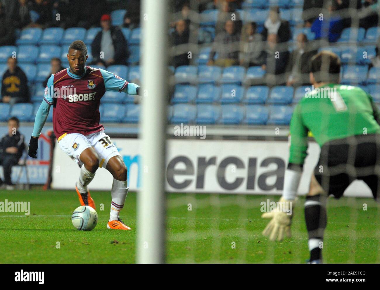 19 Novembre 2011 - Championsip npower Football - Coventry City vs West Ham United. Frederic Piquionne prende su Coventry City è Joe Murphy. Fotografo: Paolo Roberts / OneUpTop/Alamy. Foto Stock